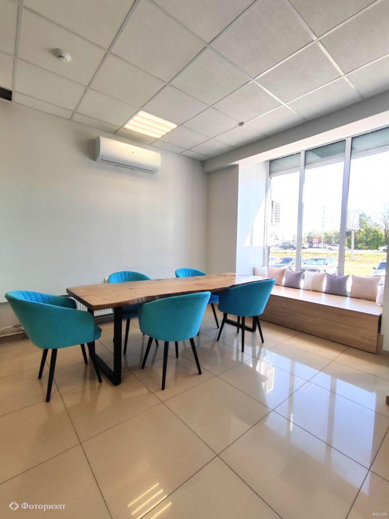 Сдать торговое помещение за 140 000 рублей на Усть-Курдюмская ул, 25